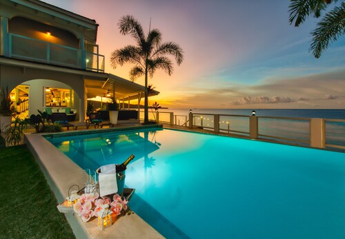 Portside Villa: Private deck and beach access, with amazing views of the ocean