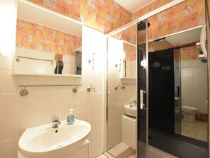 Apartment | Badezimmer | Dusche, Haartrockner