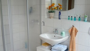 House | Bathroom | Shower, towels - Cozy Holiday Home in Cattenstedt With Private Terrace (Blankenburg)