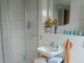 House | Bathroom | Shower, towels - Cozy Holiday Home in Cattenstedt With Private Terrace (Blankenburg)
