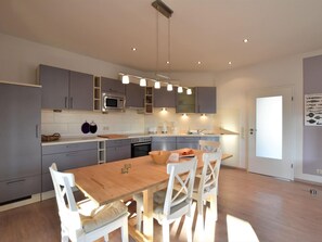 House | Private kitchen | High chair - Cozy Holiday Home in Zierow near Baltic Sea Beach (Zierow)