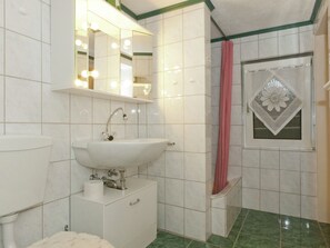 Bathroom - Quiet, Cozy Apartment in Menkhausen near Ski Area (Schmallenberg)