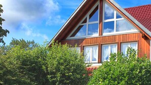 A wooden house with a red roof and large windows. - Alpine Stay in Herrischried (Herrischried)