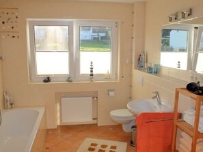 Apartment | Badezimmer | Badewanne, Handtücher