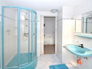 Apartment | Bathroom | Shower, towels