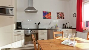 Huis | Privékeuken | Een koffiezetapparaat/waterkoker, een koelkast, een magnetron, een oven