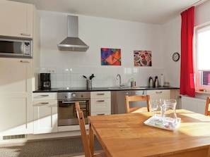 Ferienhaus | Eigene Küche | Kühlschrank, Mikrowelle, Ofen, Geschirrspüler