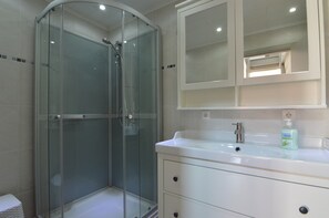 Bathroom - Apartment in Zell Near Mosel River & Vineyards (Zell (Mosel))