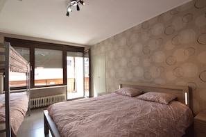 1 habitación, muebles diferentes y ropa de cama