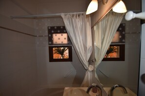 House | Bathroom - Chalet by Lake Maggiore With Garden Views (Verbania)