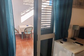 Interior - Double Room with Patio and Kitchenette a few steps from the sea (TORRE SAN GIOVANNI)