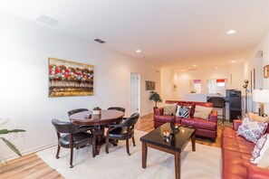 TV, foosball, stereo - Lovely 6 Bedroom Home in the Solterra Community - 518 (Davenport)