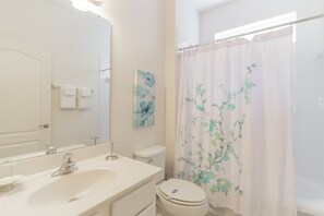 Bathroom - Lovely 6 Bedroom Home in the Solterra Community - 518 (Davenport)
