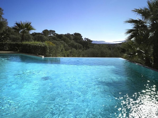 Vue de la piscine à débordement