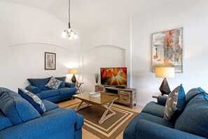 House | Living room | TV - Lovely 4 Bedroom, 3.5 Bath Home With South Facing Pool and spa - 521 (Davenport)