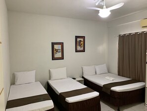 Minibar, desk, laptop workspace, blackout drapes - Hotel Alelos (Ituaçu)