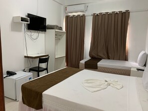 Standard-Dreibettzimmer | Minibar, Schreibtisch, laptopgeeigneter Arbeitsplatz