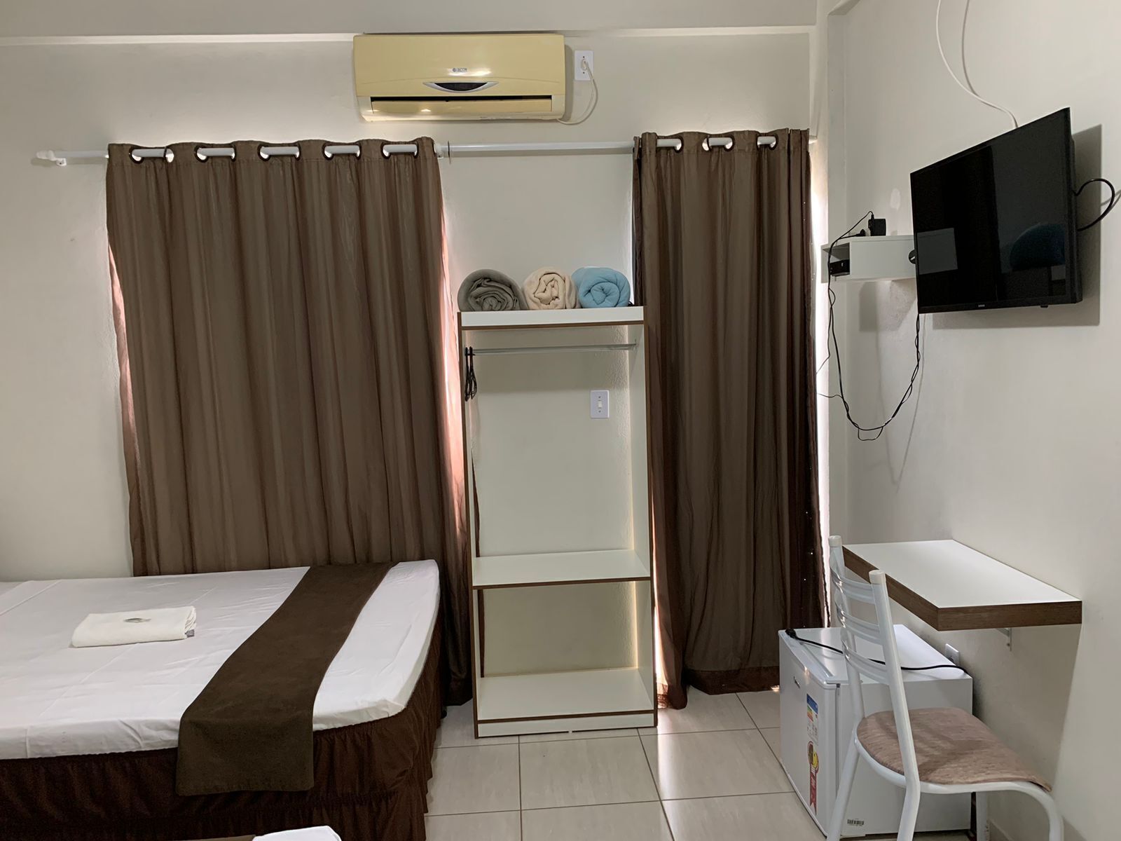 Minibar, escritorio y espacio para trabajar con laptop 
