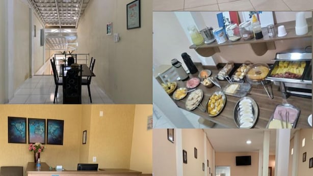Vestíbulo de hotel con recepción, zona de estar y un bufé con diversas opciones de comida.