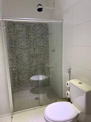 Shower, hair dryer, towels, soap - Hotel Alelos (Ituaçu)