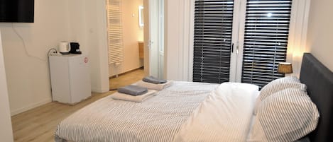 WiFi, bed sheets