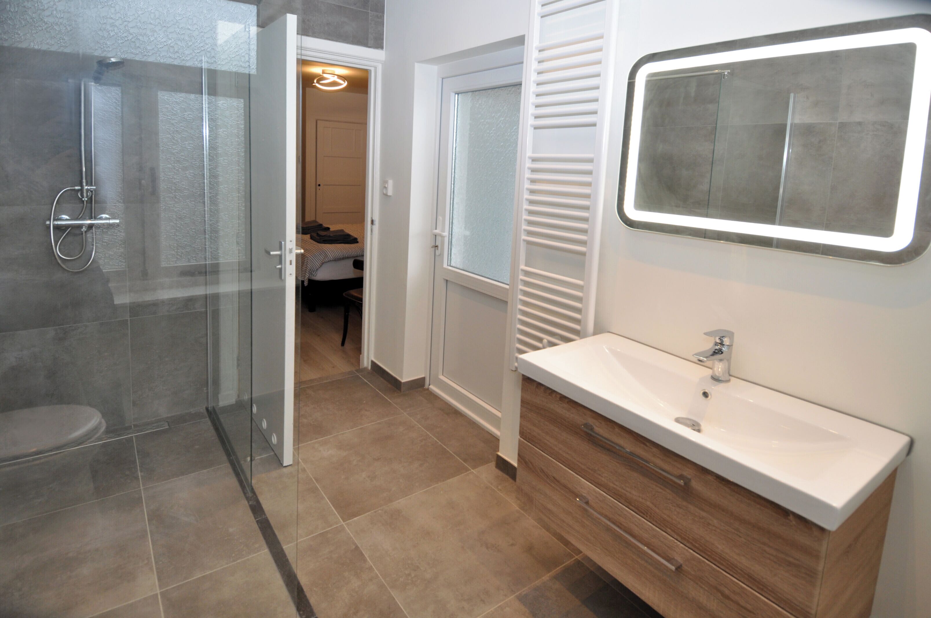 Douche, serviettes fournies
