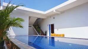 Outdoor pool - SUPER FRIENDLY CHILLED OUT AND RELAXED CLOSE TO EVERYTHING BUT SILENT (Sangkat Svay Dangkum)