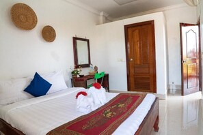12 bedrooms, WiFi - SUPER FRIENDLY CHILLED OUT AND RELAXED CLOSE TO EVERYTHING BUT SILENT (Sangkat Svay Dangkum)