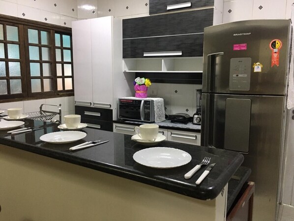 Micro-ondes, batterie de cuisine, vaisselle et ustensiles