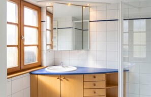 Suihku, hiustenkuivaaja, pyyhkeet