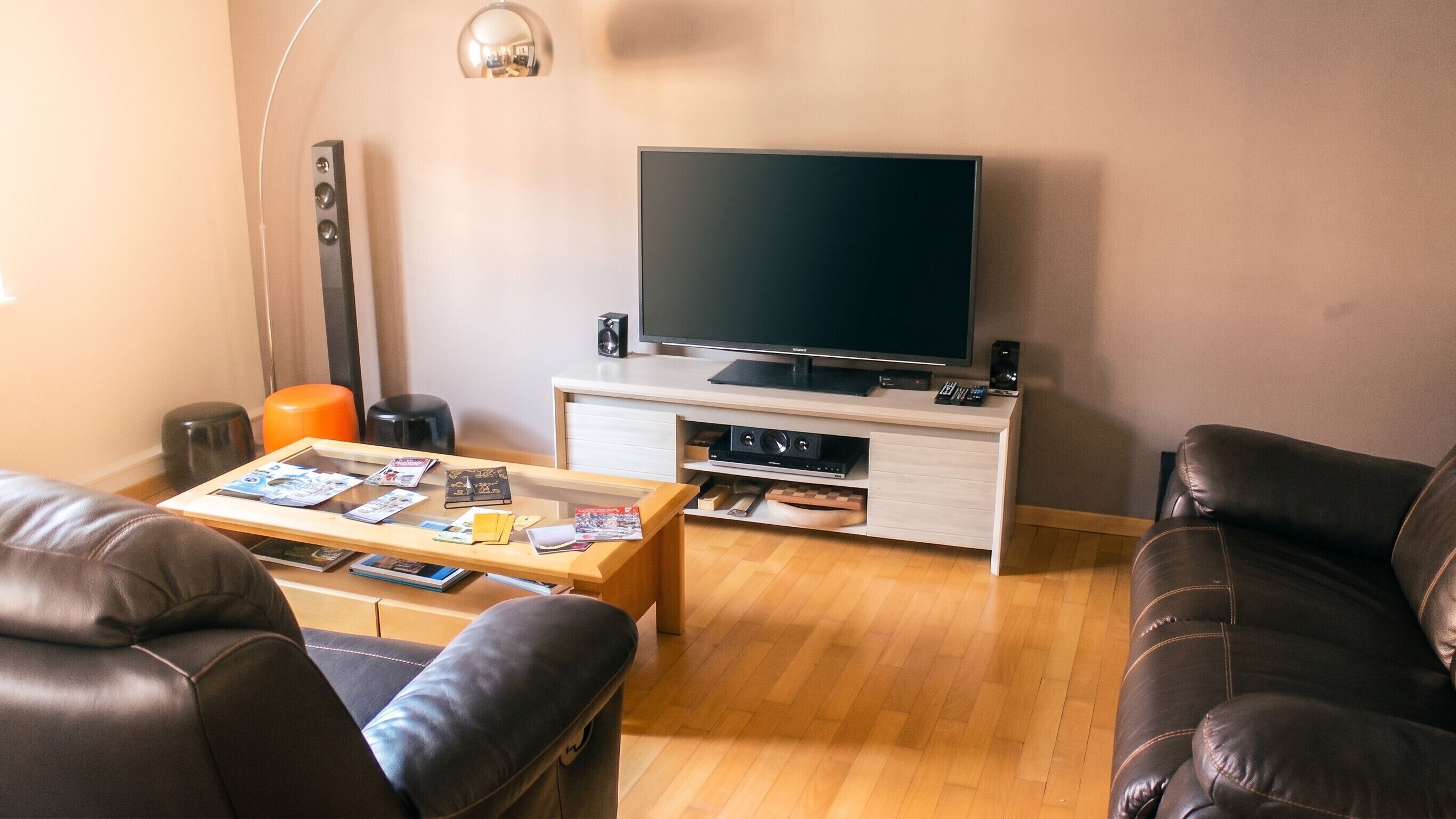 Fernseher, Kamin, DVD-Player, Stereoanlage