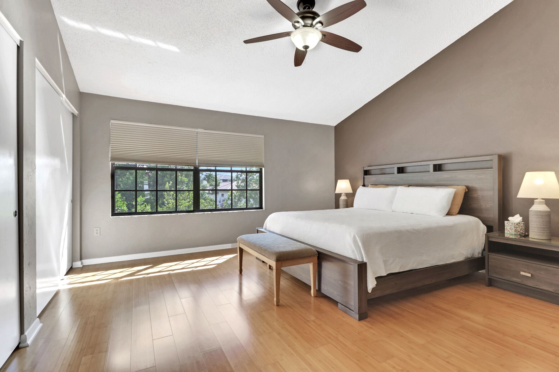 2 habitaciones, tabla de planchar con plancha, wifi y ropa de cama 