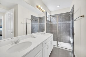 Ensemble baignoire-douche, séchoir à cheveux, serviettes fournies, savon