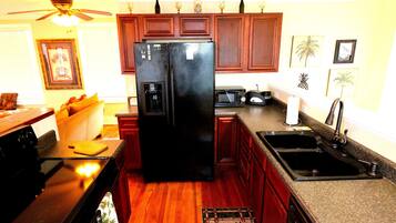 Réfrigérateur, micro-ondes, lave-vaisselle, cafetiÚre/bouilloire