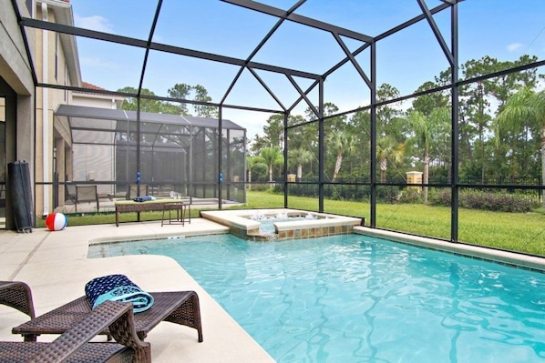 Una piscina al aire libre, una piscina climatizada