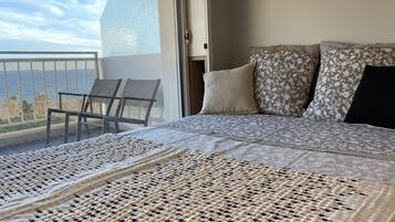 2 bedrooms, desk, iron/ironing board, WiFi