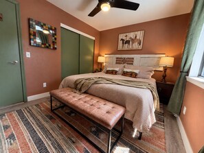 A bedroom with a bed, bench, artwork, and a ceiling fan. - Uptown House+Walkable+Full Kitchen+SelfCkin+PetsOK+Hot Tub, The Uptown House~Red Rock Getaway (Sedona)