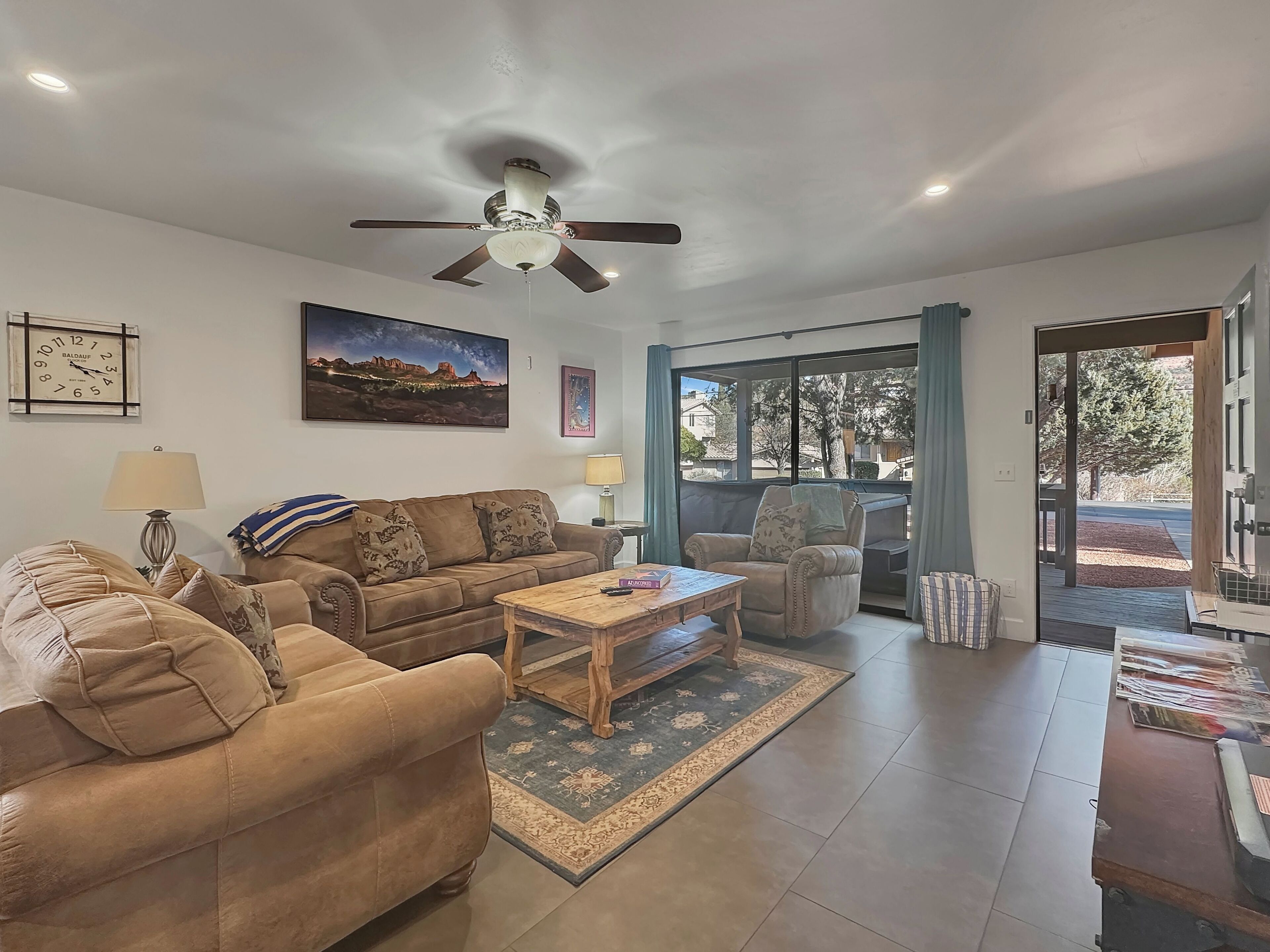 Een televisie, een open haard en boeken