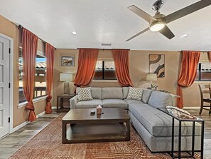 Smart TV, fireplace, Netflix, books - Bicycle House-Prime Uptown Location-SelfCkin-HotTub-Pets OK,Red Rock Getaway (Sedona)