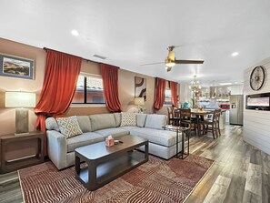 Smart-TV, Kamin, Netflix, Bücher