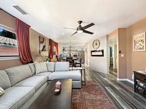 Smart TV, fireplace, Netflix, books - Bicycle House-Prime Uptown Location-SelfCkin-HotTub-Pets OK,Red Rock Getaway (Sedona)