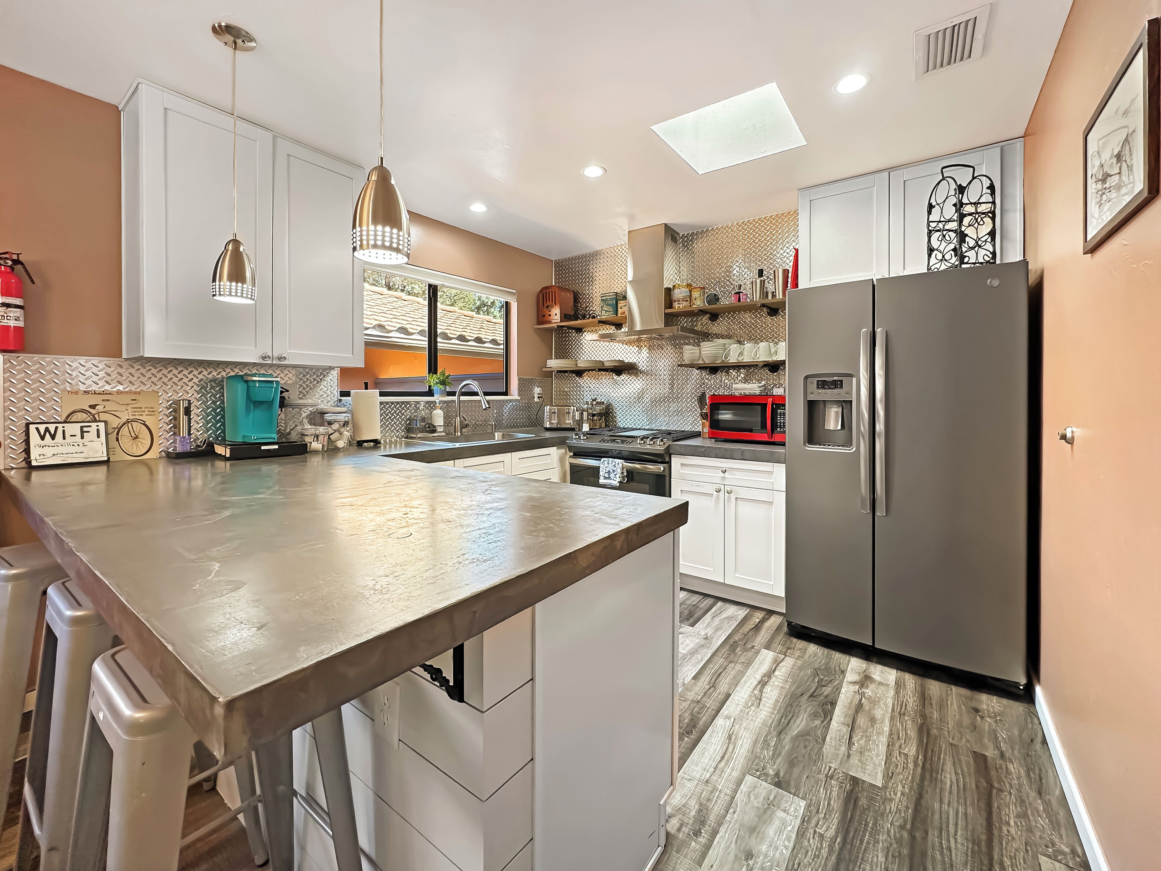 Full-size fridge, microwave, oven, stovetop