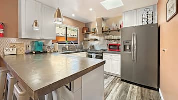 Full-size fridge, microwave, oven, stovetop