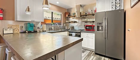 Refrigerador con freezer, microondas, horno, placa de cocina