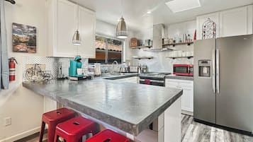 Täysikokoinen jääkaappi, mikroaaltouuni, uuni, liesi