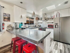 Full-size fridge, microwave, oven, stovetop