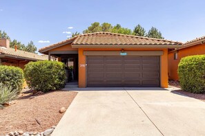 Cc3974cd bc3d 4d60 a8f4 1f675839fab7 - Bicycle House Just Steps to Uptown, Trail Close,, The Bicycle House~ Red Rock Getaway (Sedona)