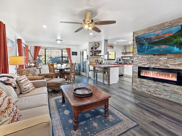 Fernseher, Kamin, Bücher