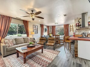 Una televisión, una chimenea, libros