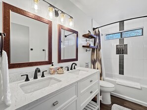 Bathtub, hair dryer, towels, soap - Sedona House -Trail Close-Self Ck In-Washr/Dryr-PetsOK,Red Rock Getaway (Sedona)